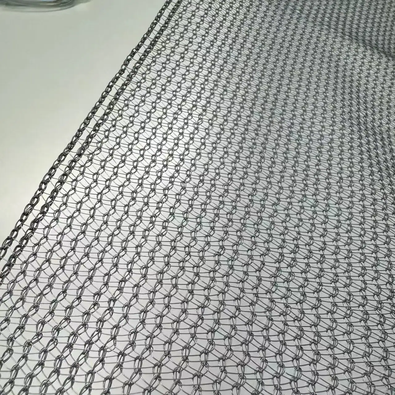 A rede prateada instalada sobre as fileiras de tomate em uma estufa comercial no Quênia ou em uma região similar com muito sol