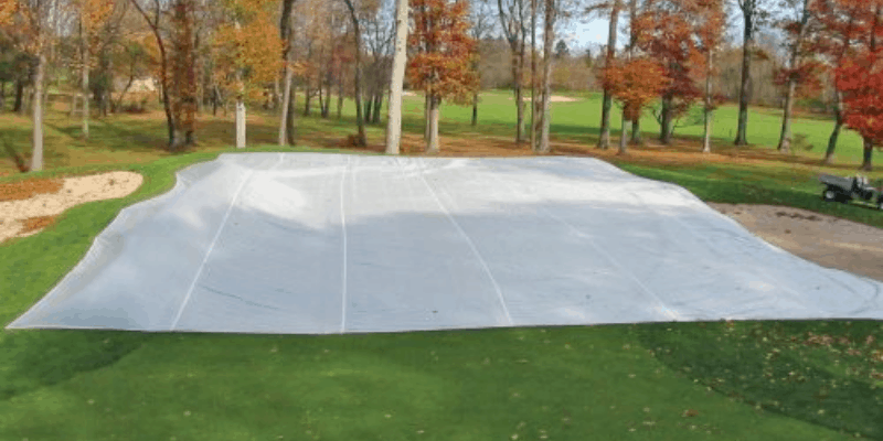 couvertures vertes de golf d'hiver