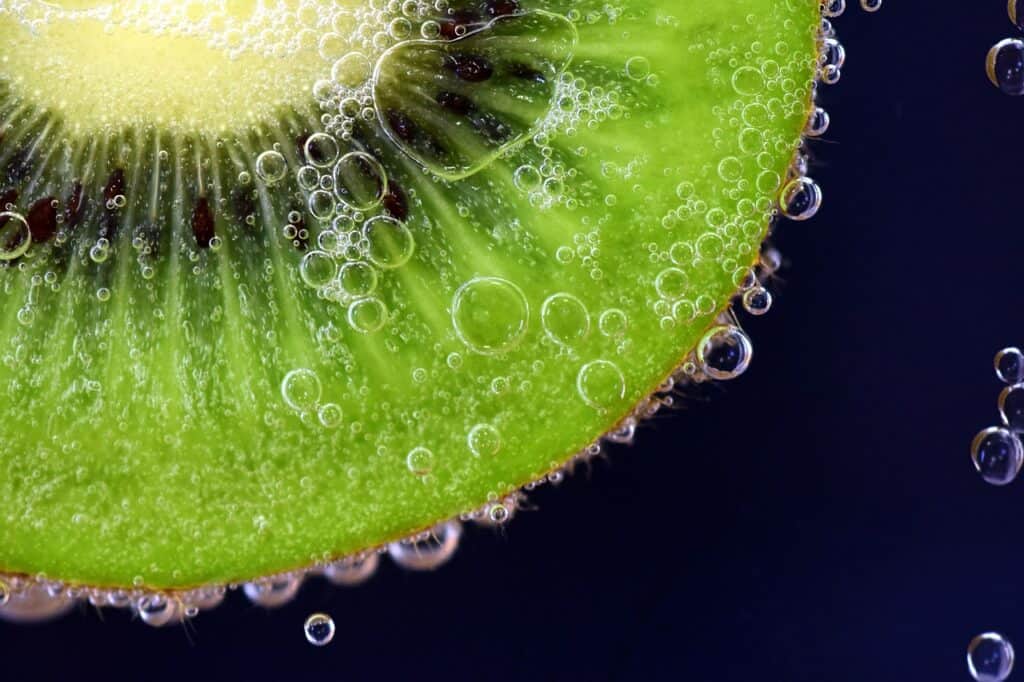 kiwi, kiwi sous l'eau, gros plan-2539135.jpg