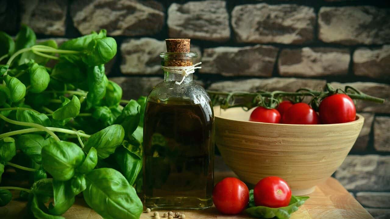 olive oil, tomatoes, basil-1412361.jpg